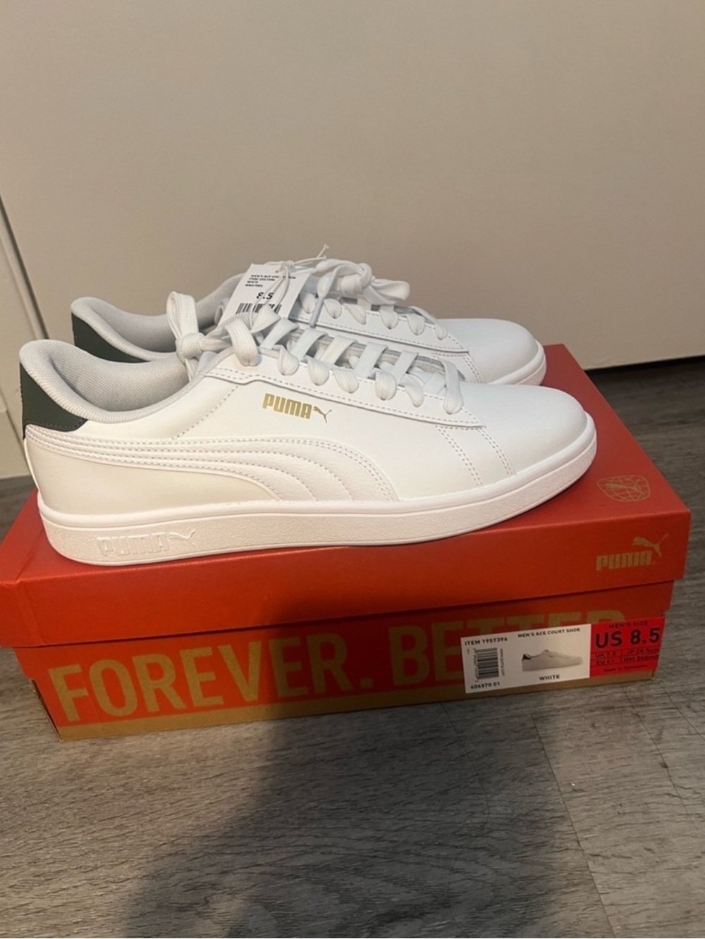 Puma Men's White Low-Top
Sneakers with Dark Green Size 8.5
New With Box